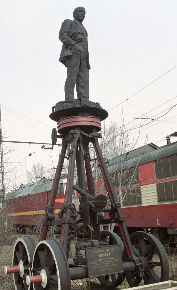 Один из самых старых памятников В. И. Ленину, установленный неподалеку от Ленинградского вокзала - 俄罗斯卫星通讯社