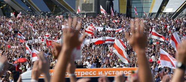 Участники общегражданского марша За свободу у стелы Минск — город-герой в Минске. - 俄罗斯卫星通讯社