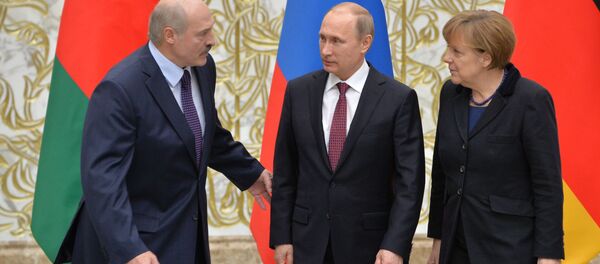 Президент Белоруссии Александр Лукашенко, президент России Владимир Путин и канцлер Германии Ангела Меркель  во Дворце независимости в Минске - 俄罗斯卫星通讯社