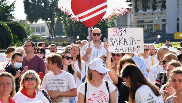 Участники протеста медицинских работников возле здания министерства здравоохранения Белоруссии в Минске. - 俄羅斯衛星通訊社