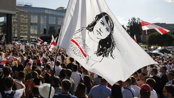 Люди держат флаг с портретом Светланы Тихановской в Минске - 俄羅斯衛星通訊社