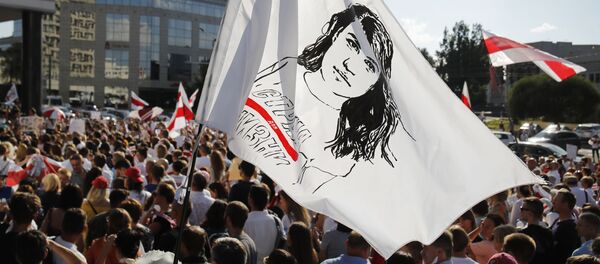 Люди держат флаг с портретом Светланы Тихановской в Минске Люди держат флаг с портретом Светланы Тихановской в Минске - 俄羅斯衛星通訊社