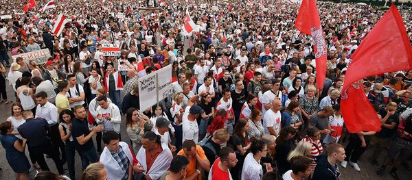 Участники акции протеста на площади Независимости в Минске Участники акции протеста на площади Независимости в Минске - 俄罗斯卫星通讯社
