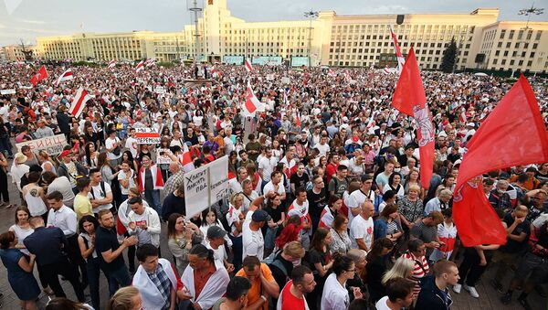 Участники акции протеста на площади Независимости в Минске - 俄罗斯卫星通讯社
