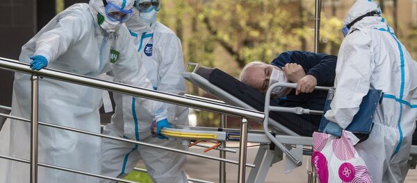 Медики транспортируют пациента с подозрением на коронавирусную инфекцию в приемное отделение национального медицинского центра эндокринологии Минздрава России Медики транспортируют пациента с подозрением на коронавирусную инфекцию в приемное отделение национального медицинского центра эндокринологии Минздрава России - 俄罗斯卫星通讯社