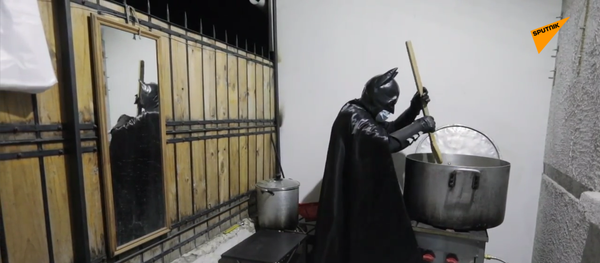 圣地亚哥街头“蝙蝠侠“给流浪者送食物 - 俄罗斯卫星通讯社