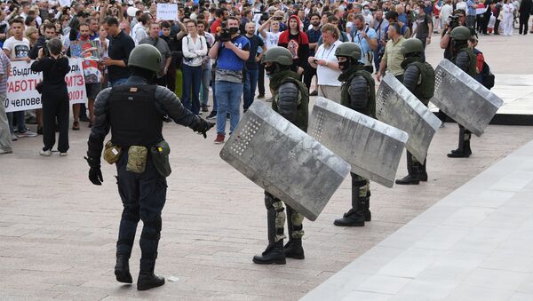 Участники акции протеста и военнослужащие в Минске.  - 俄羅斯衛星通訊社