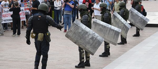 Участники акции протеста и военнослужащие в Минске.  - 俄罗斯卫星通讯社