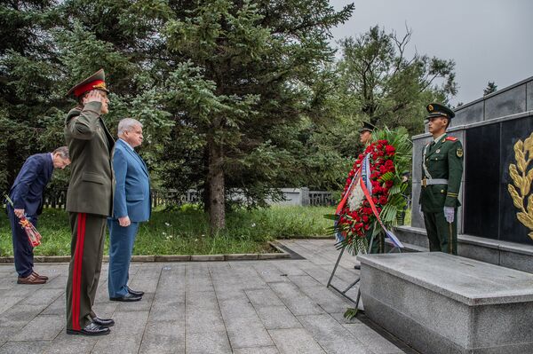 俄羅斯等獨聯體國家及蒙古國外交官向河北蘇蒙聯軍烈士紀念塔敬獻花圈 俄羅斯等獨聯體國家及蒙古國外交官向河北蘇蒙聯軍烈士紀念塔敬獻花圈 - 俄羅斯衛星通訊社