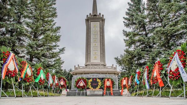 Дипломаты восьми стран возложили венки к мемориалу советским и монгольским воинам в Китае - 俄罗斯卫星通讯社
