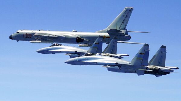 two Su-35 fighter jets and a H-6K bomber from the People's Liberation Army air force fly in formation during patrol that included the Luzon Straits also known as Bashi Straits near Taiwan. two Su-35 fighter jets and a H-6K bomber from the People's Liberation Army air force fly in formation during patrol that included the Luzon Straits also known as Bashi Straits near Taiwan. - 俄罗斯卫星通讯社