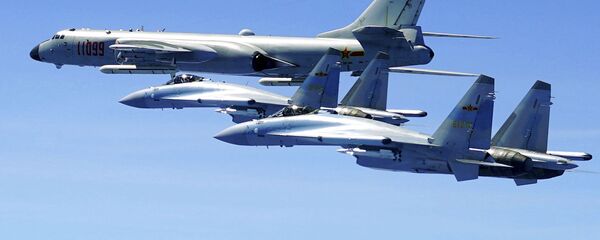 two Su-35 fighter jets and a H-6K bomber from the People's Liberation Army air force fly in formation during patrol that included the Luzon Straits also known as Bashi Straits near Taiwan. two Su-35 fighter jets and a H-6K bomber from the People's Liberation Army air force fly in formation during patrol that included the Luzon Straits also known as Bashi Straits near Taiwan. - 俄罗斯卫星通讯社