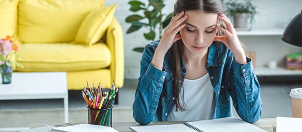 Девушка с головной болью - 俄罗斯卫星通讯社