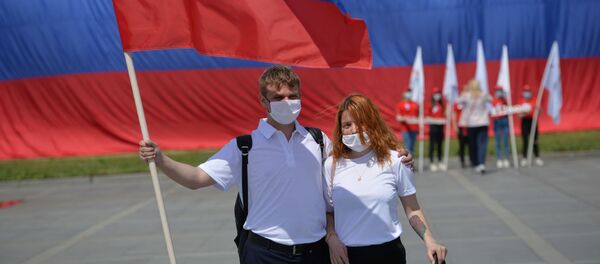 Российский флаг размером 10 на 30 метров, развернутый активистами Молодежи ОНФ в Историческом сквере Екатеринбурга во время празднования Дня России. Российский флаг размером 10 на 30 метров, развернутый активистами Молодежи ОНФ в Историческом сквере Екатеринбурга во время празднования Дня России. - 俄羅斯衛星通訊社