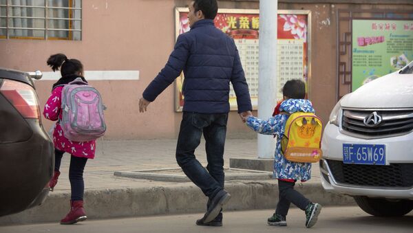 Папа ведет детей в школу - 俄罗斯卫星通讯社