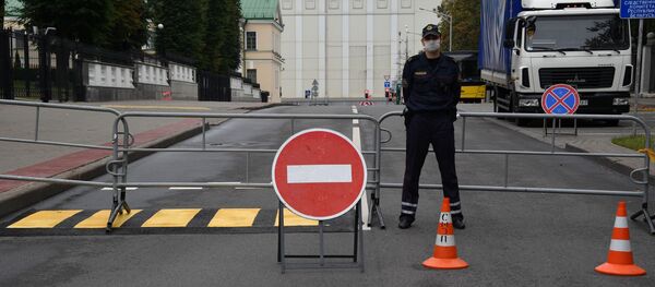 Сотрудник правоохранительных органов у здания Следственного комитета Белоруссии в Минске. - 俄罗斯卫星通讯社
