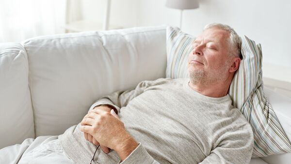 Пожилой мужчина спит на диване - 俄羅斯衛星通訊社