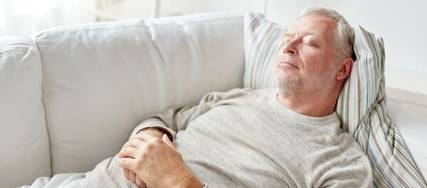 Пожилой мужчина спит на диване Пожилой мужчина спит на диване - 俄罗斯卫星通讯社