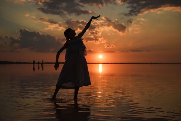 模特在叶夫帕托里亚郊外的卡瑟克•锡瓦什湖上的时装秀中展示服装 模特在叶夫帕托里亚郊外的卡瑟克•锡瓦什湖上的时装秀中展示服装 - 俄罗斯卫星通讯社