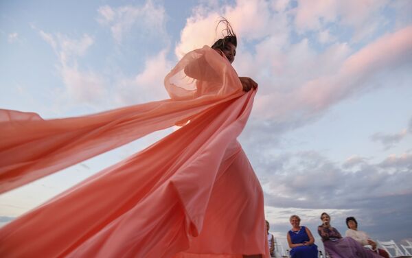 玛丽娜•马丽娜展示为华丽场所和重大活动设计的礼服 玛丽娜•马丽娜展示为华丽场所和重大活动设计的礼服 - 俄罗斯卫星通讯社