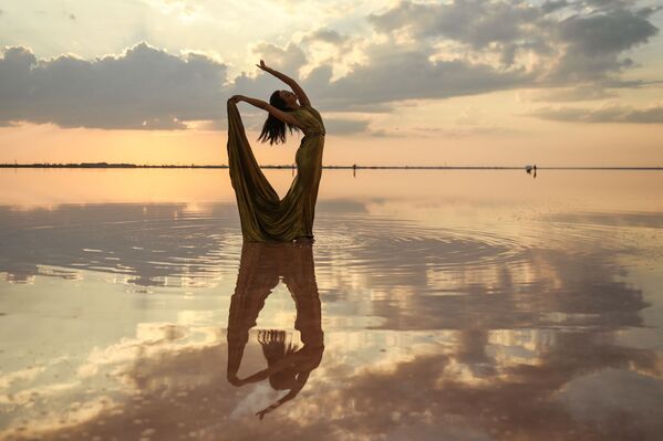 模特在叶夫帕托里亚郊外的卡瑟克•锡瓦什湖上的时装秀中展示服装 模特在叶夫帕托里亚郊外的卡瑟克•锡瓦什湖上的时装秀中展示服装 - 俄罗斯卫星通讯社