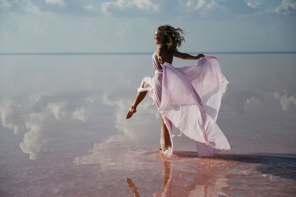 模特在叶夫帕托里亚郊外的卡瑟克•锡瓦什湖上的时装秀中展示服装 模特在叶夫帕托里亚郊外的卡瑟克•锡瓦什湖上的时装秀中展示服装 - 俄罗斯卫星通讯社