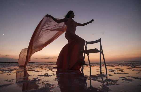 模特在叶夫帕托里亚郊外的卡瑟克•锡瓦什湖上的时装秀中展示服装 模特在叶夫帕托里亚郊外的卡瑟克•锡瓦什湖上的时装秀中展示服装 - 俄罗斯卫星通讯社