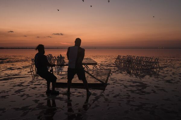 工人们在时装秀结束之后拆除叶夫帕托里亚郊外的卡瑟克•锡瓦什湖上的走秀台 工人们在时装秀结束之后拆除叶夫帕托里亚郊外的卡瑟克•锡瓦什湖上的走秀台 - 俄罗斯卫星通讯社
