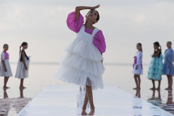 模特在叶夫帕托里亚郊外的卡瑟克•锡瓦什湖上展示LiLoveli品牌工作室的服装新系列 模特在叶夫帕托里亚郊外的卡瑟克•锡瓦什湖上展示LiLoveli品牌工作室的服装新系列 - 俄罗斯卫星通讯社