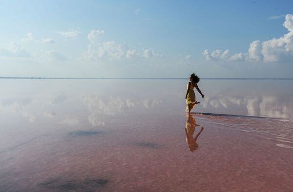 模特在叶夫帕托里亚郊外的卡瑟克•锡瓦什湖上的时装秀中展示服装 模特在叶夫帕托里亚郊外的卡瑟克•锡瓦什湖上的时装秀中展示服装 - 俄罗斯卫星通讯社