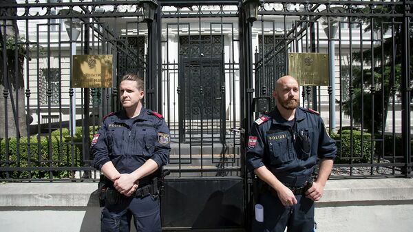 Полицейские у здания Посольств России в Вене - 俄罗斯卫星通讯社