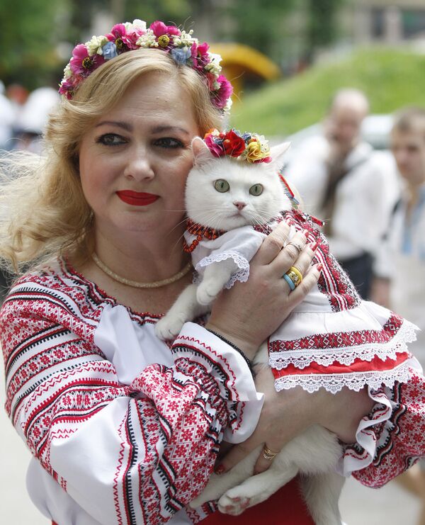 基輔展覽上一名女子帶著穿傳統服飾的貓咪 - 俄羅斯衛星通訊社