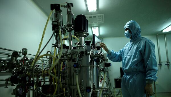 A researcher works in a lab at the Yisheng Biopharma company in Shenyang, in China’s northeast Liaoning province on June 10, 2020. - 俄羅斯衛星通訊社