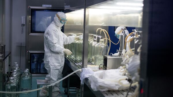 This photo taken on June 10, 2020 shows a researcher working in a lab at the Yisheng Biopharma company in Shenyang, in China’s northeast Liaoning province. - 俄羅斯衛星通訊社