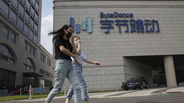 Девушки в защитных масках на фоне штаб-квартиры компании ByteDance в Пекине, Китай - 俄羅斯衛星通訊社