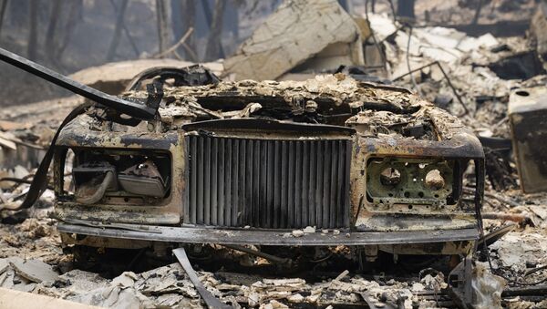 Обугленный автомобиль после пожара в Боулдер-Крик, Калифорния - 俄罗斯卫星通讯社