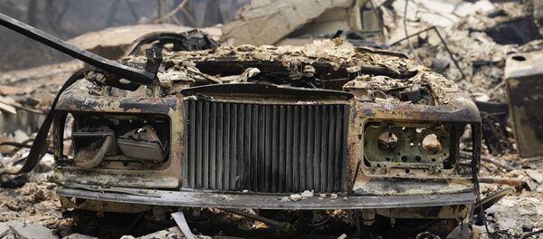 Обугленный автомобиль после пожара в Боулдер-Крик, Калифорния - 俄罗斯卫星通讯社