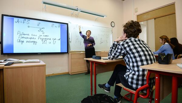 Урок физики в классе московской школы № 2095 с использованием электронной доски - 俄羅斯衛星通訊社