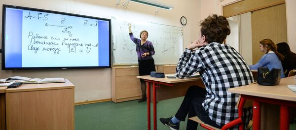 Урок физики в классе московской школы № 2095 с использованием электронной доски - 俄羅斯衛星通訊社