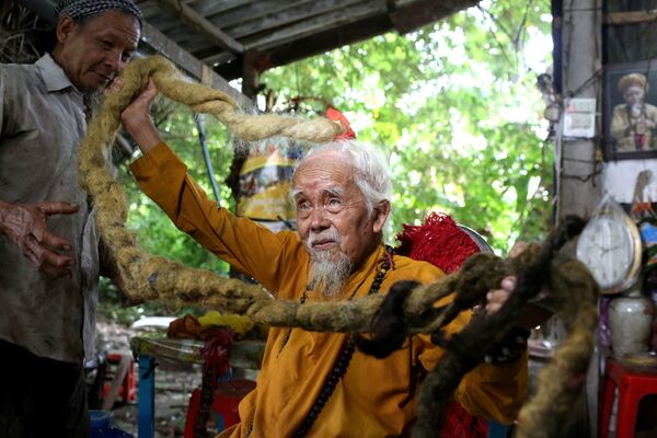 越南一位92岁的老人展示自己的5米长辫 - 俄罗斯卫星通讯社