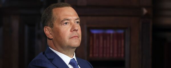 Заместитель председателя Совета безопасности РФ Дмитрий Медведев во время интервью ИД Комсомольская правда Заместитель председателя Совета безопасности РФ Дмитрий Медведев во время интервью ИД Комсомольская правда - 俄罗斯卫星通讯社