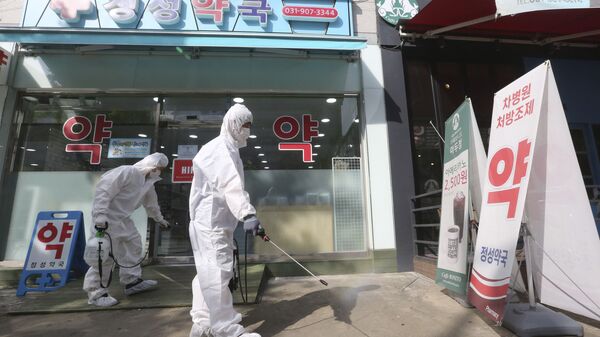 Персонал дезинфицировал перед аптекой в Южной корее - 俄羅斯衛星通訊社