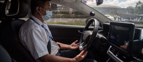 Водитель в автопилотном авто. Китай - 俄罗斯卫星通讯社
