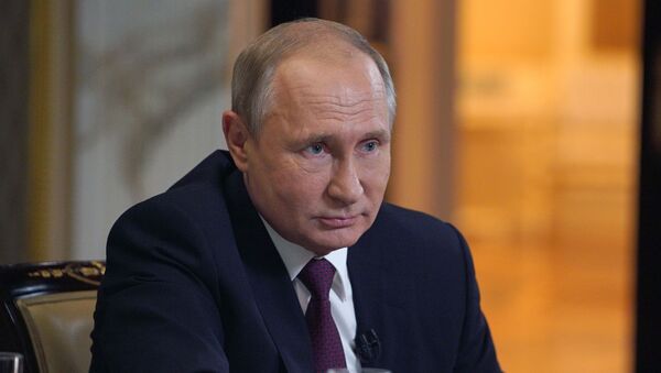 19 июня 2019. Президент РФ Владимир Путин во время интервью кинорежиссёру, сценаристу и продюсеру Оливеру Стоуну. - 俄羅斯衛星通訊社