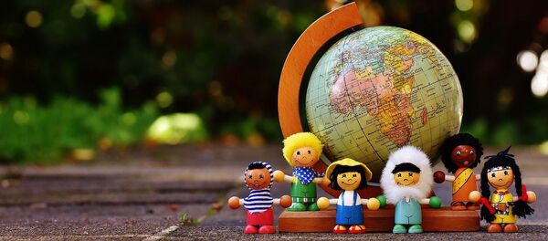 Фигурки людей разных национальностей на фоне глобуса - 俄羅斯衛星通訊社