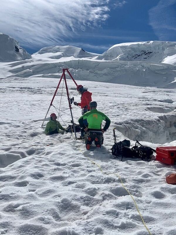 俄女子穿短褲掉入阿爾卑斯山冰縫 被困兩天後獲救 （圖片） - 俄羅斯衛星通訊社