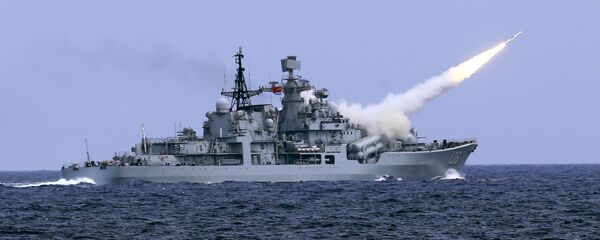 Эсминец с управляемыми ракетами Тайчжоу во время учений по боевым патронам в Восточно-Китайском море. - 俄羅斯衛星通訊社