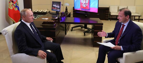 27 августа 2020. Президент РФ Владимир Путин во время большого интервью по актуальным темам ведущему ВГТРК Сергею Брилеву (справа). - 俄罗斯卫星通讯社