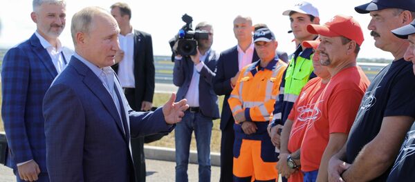 27 августа 2020. Президент РФ Владимир Путин беседует с дорожниками, которые принимали участие в строительстве, на церемонии запуска движения по трассе Таврида в Крыму. - 俄罗斯卫星通讯社