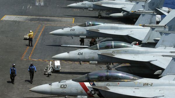 Истребители F-18 на борту авианосца ВМС США Carl Vinson в Южно-китайском море. Архивное фото. - 俄罗斯卫星通讯社